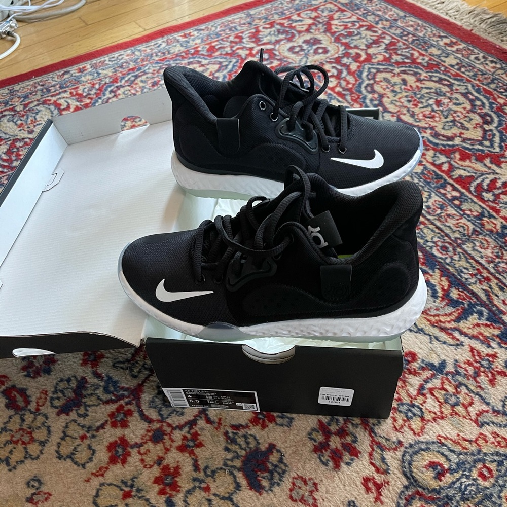 Nike KD TREY 5 size 4 kids color white/black